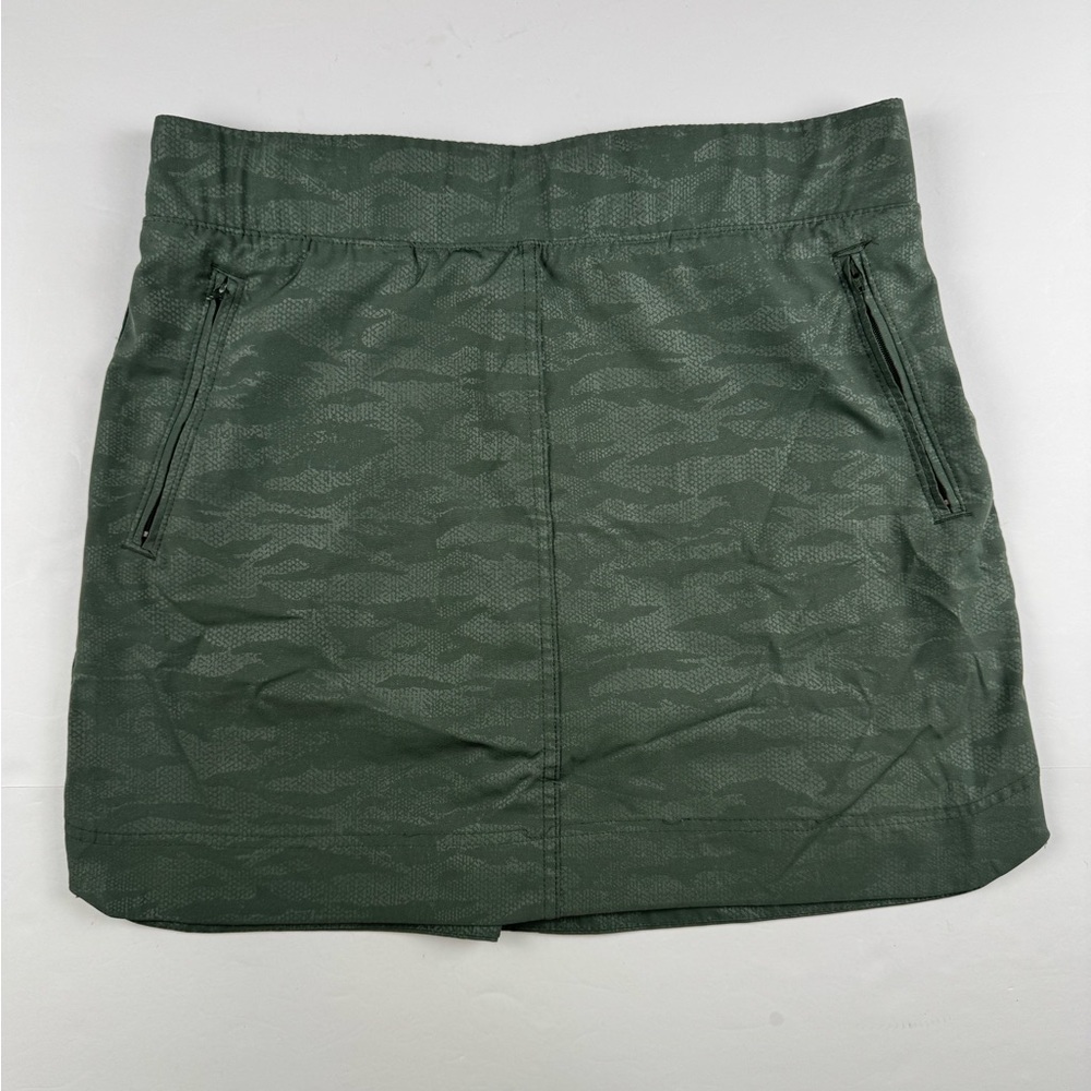 Orvis women’s embossed pull on travel skirt in a green camo print